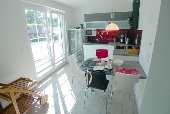 Fridge, microwave, stovetop, dishwasher