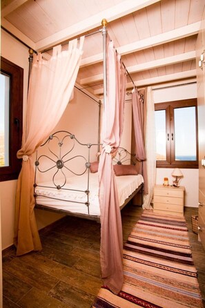 3 bedrooms, in-room safe, travel cot, free WiFi