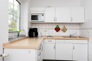 冷蔵庫、電子レンジ、オーブン、コンロ