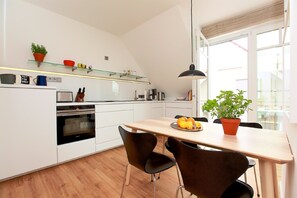 Fridge, microwave, oven, stovetop - Zentrale Ruhige Lage (Ostseebad Wustrow)