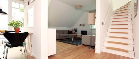 Fernseher, DVD-Player, Bücher, Stereoanlage