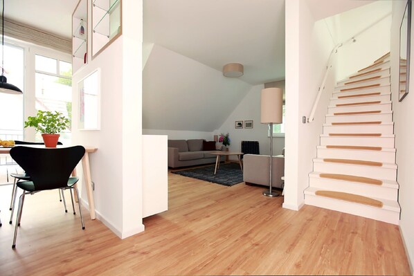 Tv, dvd-spelare, böcker och en stereo