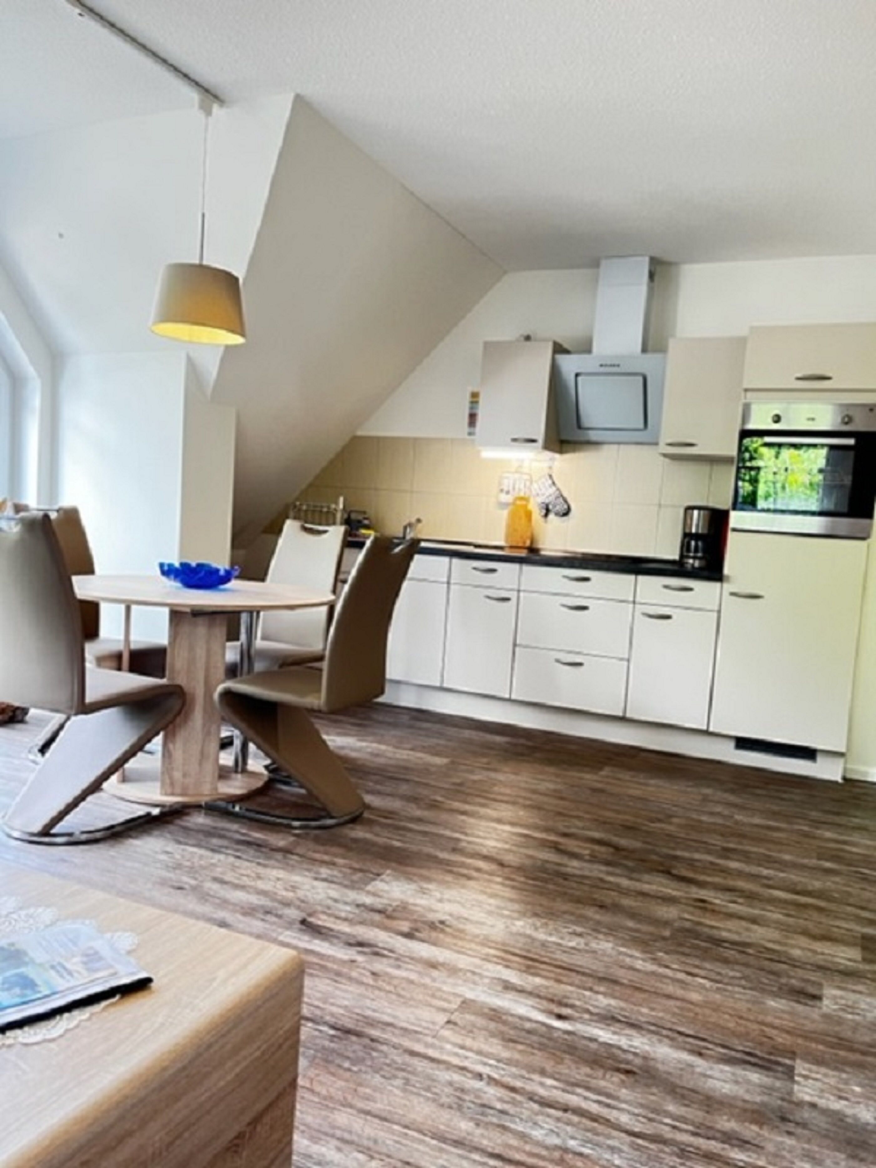 Kjøleskap, ovn, kokeplater og kaffetrakter/tekoker