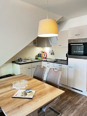Fridge, oven, coffee/tea maker, high chair