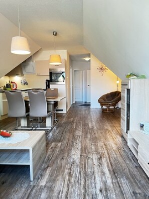 Fridge, oven, coffee/tea maker, high chair