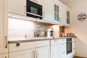 Fridge, microwave, oven, dishwasher - Zentrale Ruhige Lage (Ostseebad Wustrow)