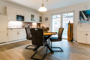 Fridge, microwave, oven, dishwasher - Zentrale Ruhige Lage (Ostseebad Wustrow)