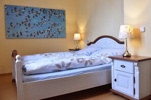 1 habitación, tabla de planchar con plancha y cuna de viaje 