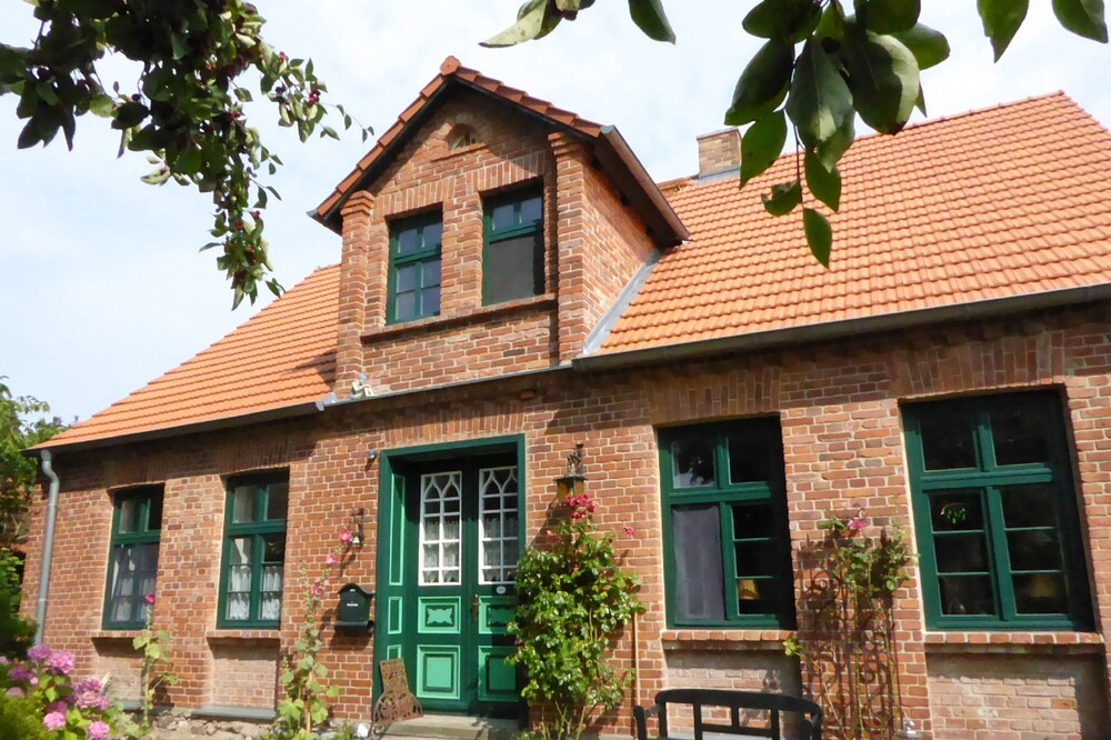 Typisches Backsteinhaus mit Kaminofen