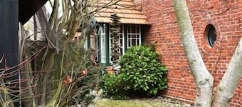 Typisches Backsteinhaus mit Kaminofen