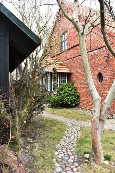 Typisches Backsteinhaus mit Kaminofen