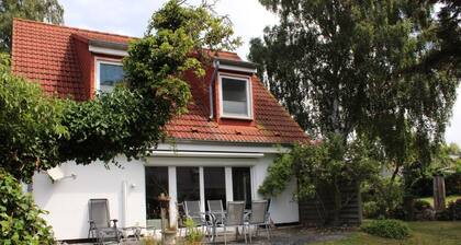Freistehendes Haus mit groĂem Garten in StrandnĂ€he (300m)