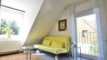 Fernseher, DVD-Player, BĂŒcher, Musikbibliothek