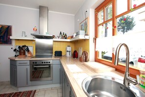 Kühlschrank, Ofen, Geschirrspüler, Wasserkocher mit Kaffee-/Teezubehör