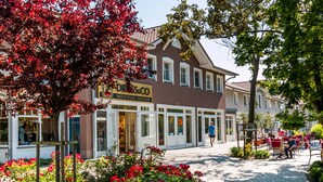 A boutique hotel with a storefront named 'Dress & Co' offering individual fashion. - Haustierfreundlich und in Strandnähe (Ostseebad Wustrow)
