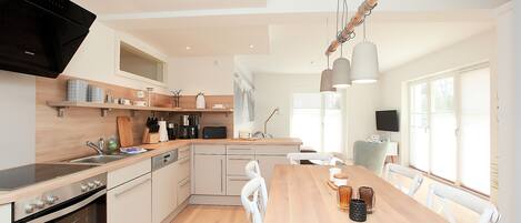Fridge, oven, stovetop, coffee/tea maker