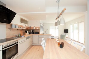 Kühlschrank, Ofen, Herdplatte, Wasserkocher mit Kaffee-/Teezubehör