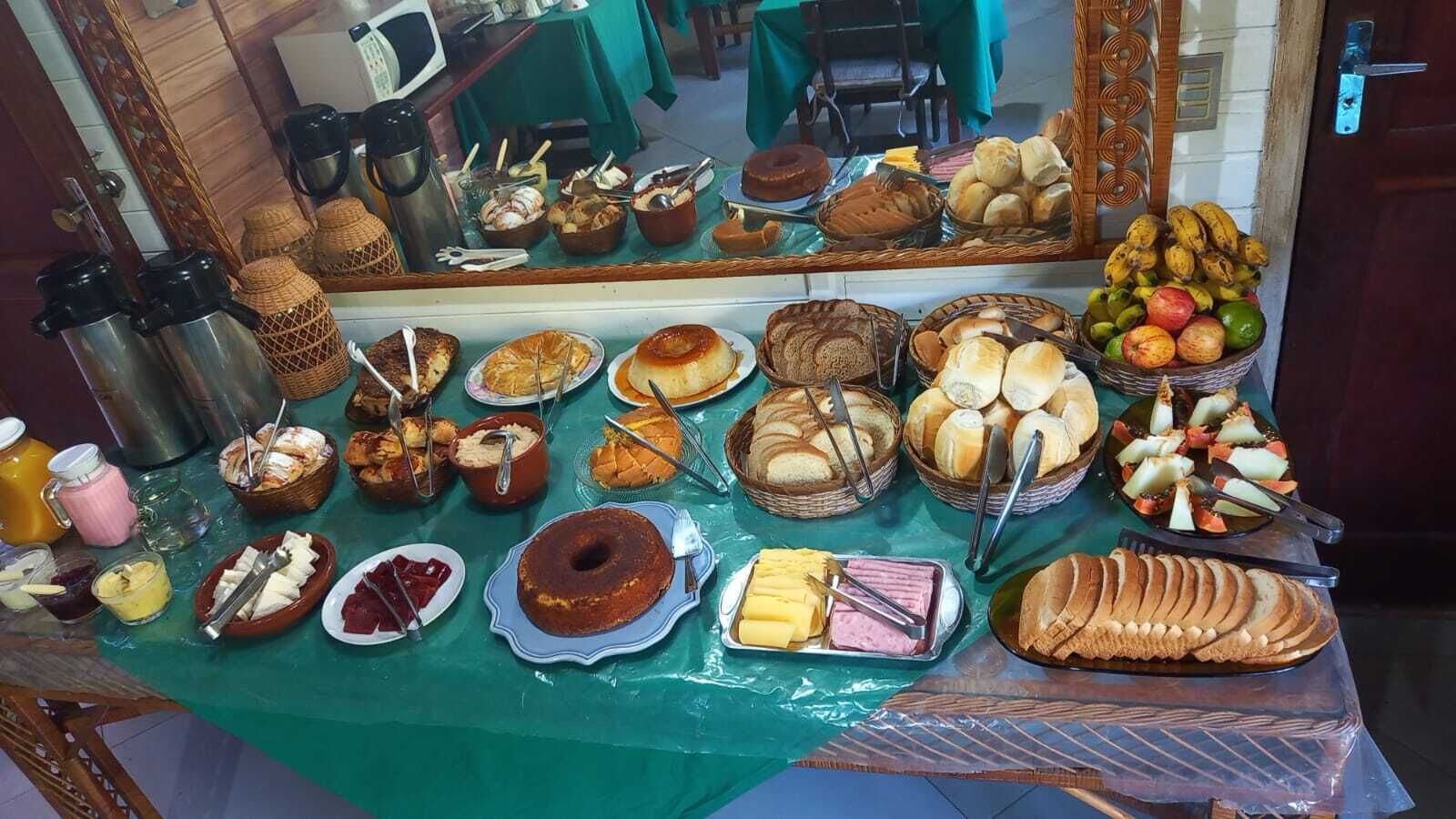 Café da manhã com buffet grátis todos os dias