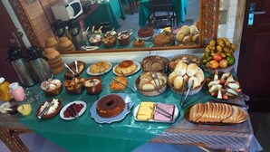 Una mesa de bufé con diversos alimentos y utensilios.