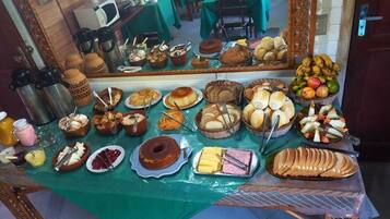 Café da manhã com buffet grátis todos os dias