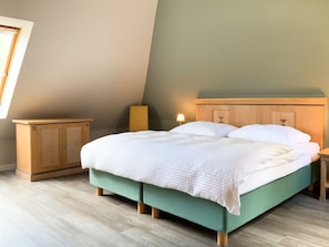 2 bedrooms, iron/ironing board, travel cot, free WiFi