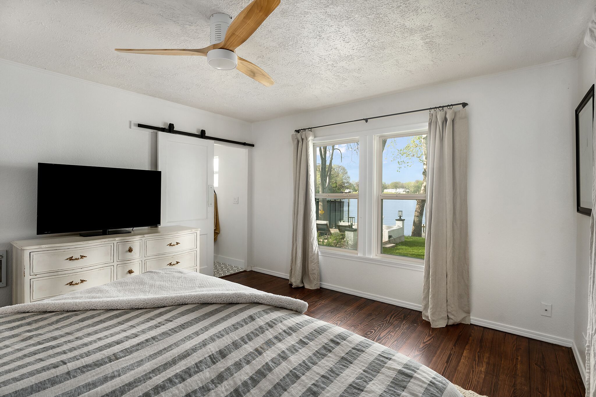 *Stunning* McQueeney Lakefront, 4 Bedrooms, Huge