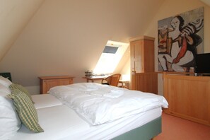 2 bedrooms, desk, iron/ironing board, travel crib