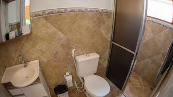 Shower, free toiletries, towels