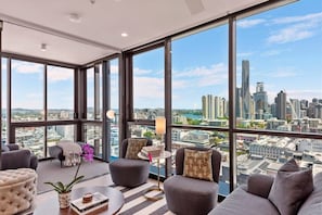 TV - Utopia Suites Luxe Sky Home/Sensational Views 2B/2Bath/Park (Fortitude Valley)