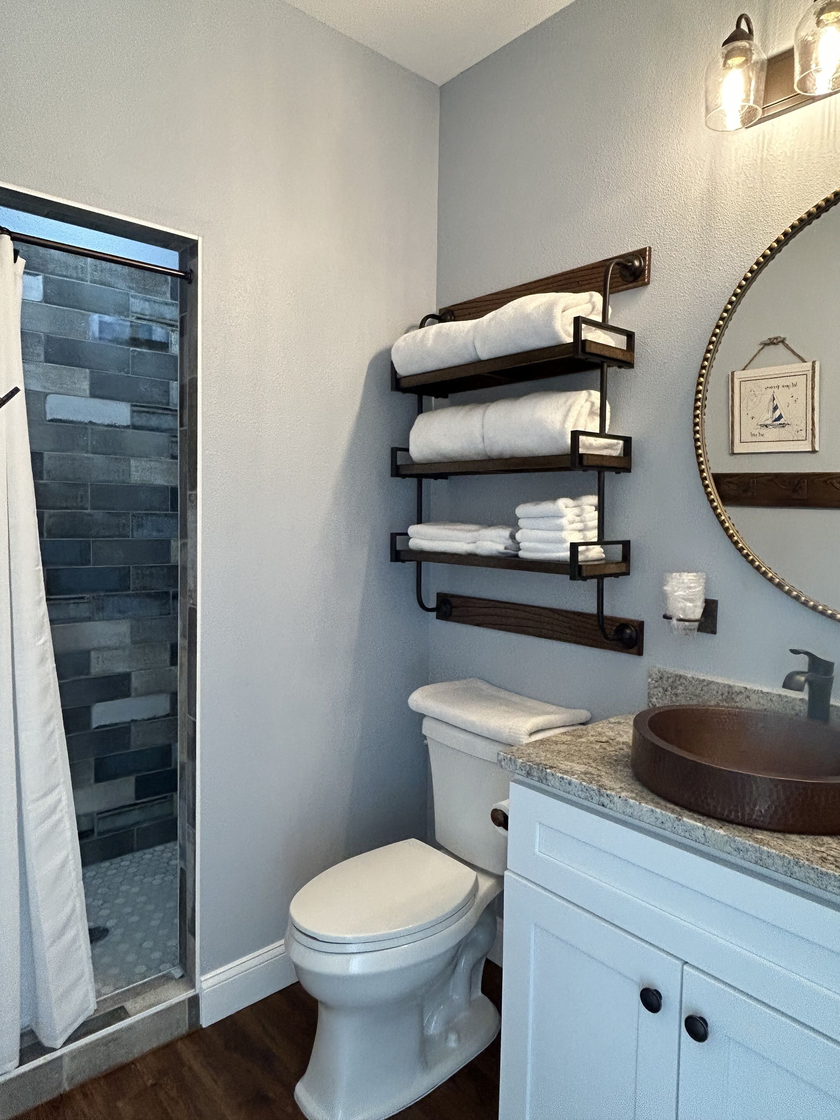 Douche, sèche-cheveux, serviettes fournies, savon