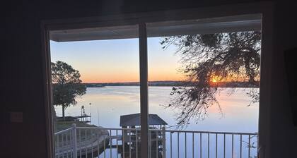Lake Granbury Cottage, Just steps from the historic square!