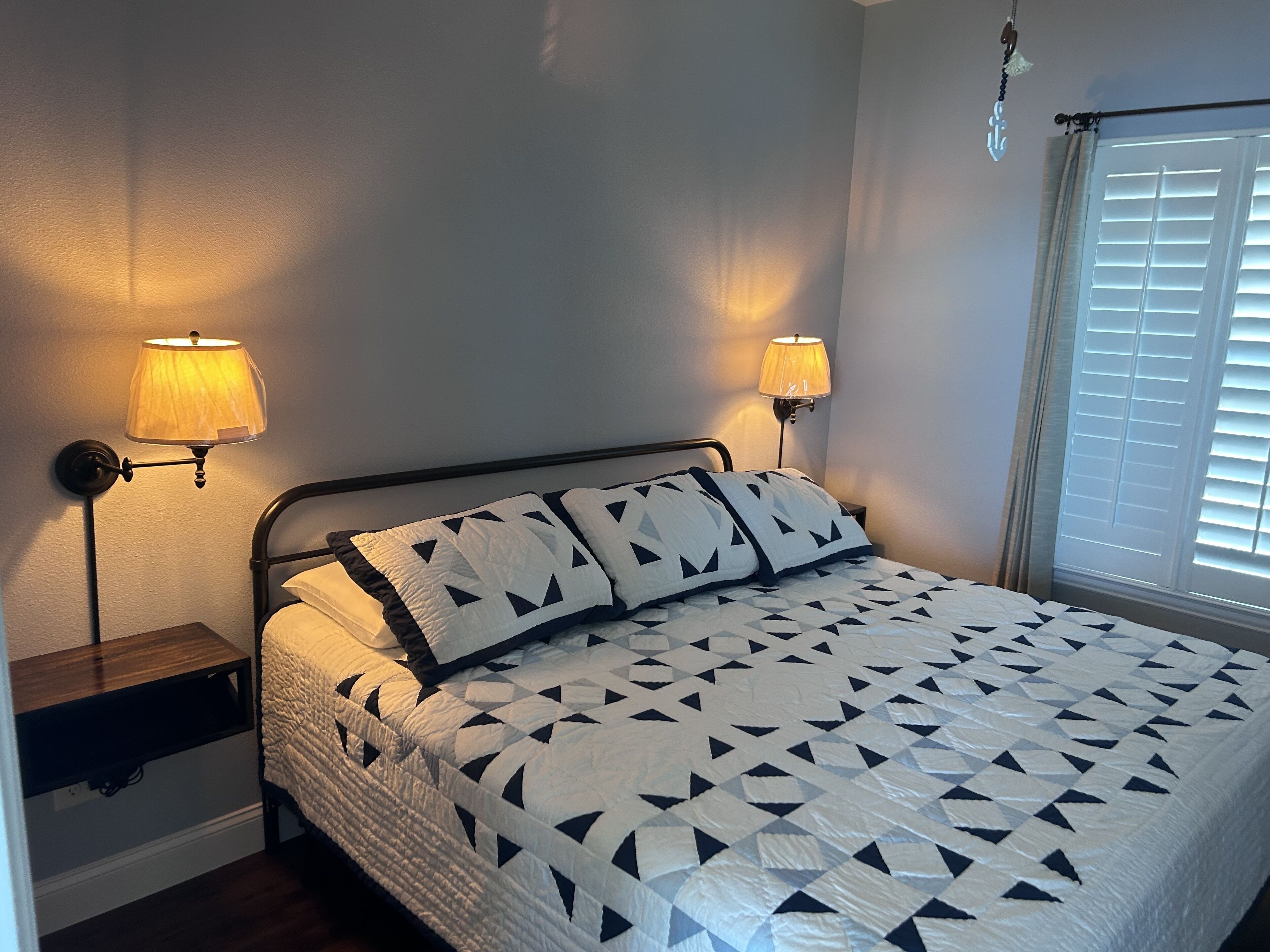 Lake Granbury Cottage, Just steps from the historic square!