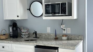 雪櫃、微波爐、咖啡機/沖茶器、廚房用具/餐具/器皿