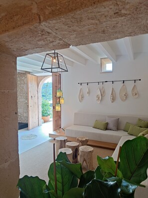 32-inch TV with satellite channels, heated floors