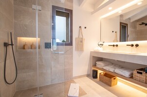 Bañera y ducha independientes, bañera profunda