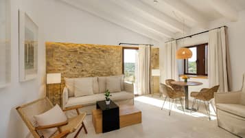 Deluxe Suite | Living area | 32-inch TV with satellite channels, heated floors