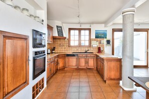 ثلاجة، ميكروويف، فرن، غسالة أطباق