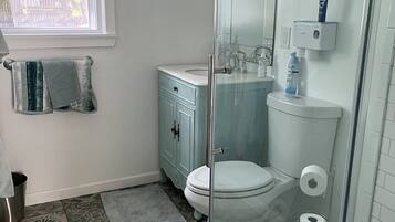 Dusj, hårføner, håndklær og såpe