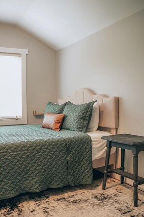 4 chambres, bureau, fer et planche à repasser, lit parapluie