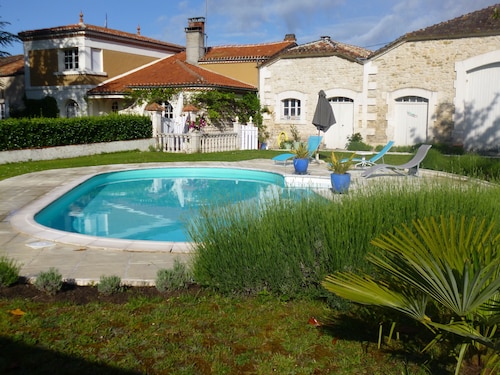 Une jolie chambre dans un ancien domaine viticole