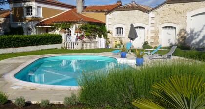 Une jolie chambre dans un ancien domaine viticole
