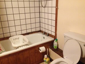 Casa de campo, varias camas | Baño | Tina con regadera, tina profunda, toallas