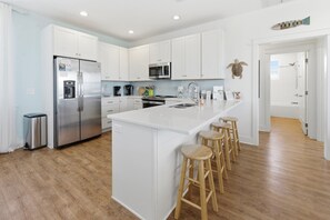 Kylskåp, mikrovågsugn, ugn och spishäll