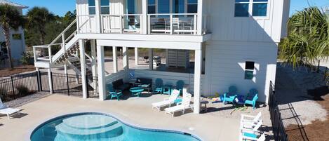 Una piscina climatizada, tumbonas