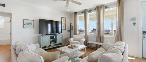 Smart-TV, Videospiele, Tischtennisplatte