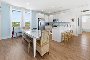 Kylskåp, mikrovågsugn, ugn och spishäll