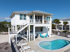 Uppvärmd pool och solstolar