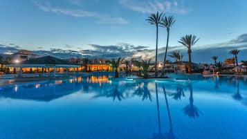 Een binnenzwembad en een seizoensgebonden buitenzwembad