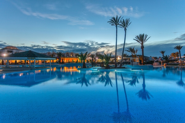 Een binnenzwembad en een seizoensgebonden buitenzwembad