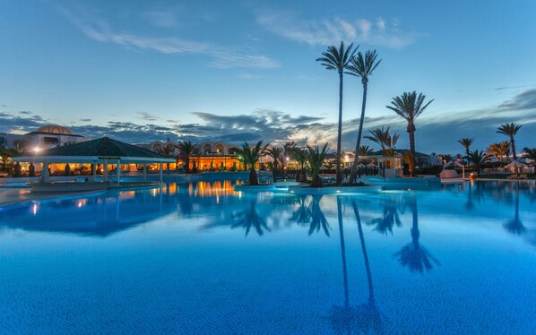 Indoor pool, seasonal outdoor pool - Djerba Holiday Beach (Mezraia)